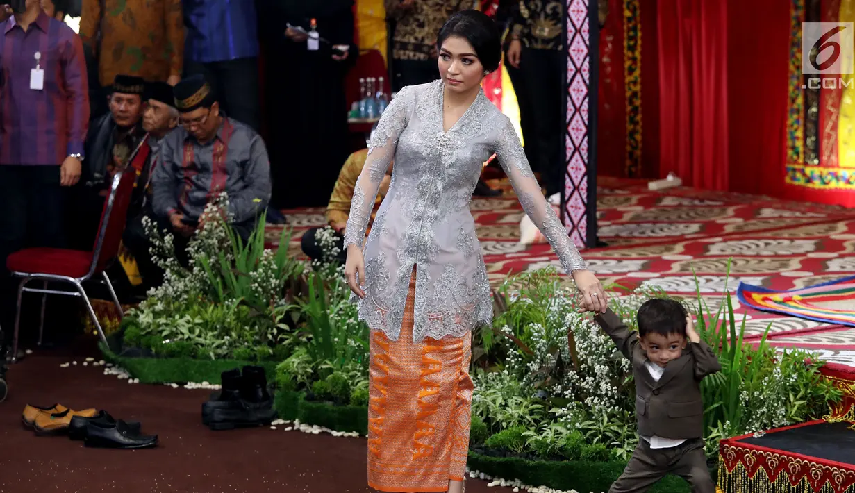 Cucu Presiden Jokowi, Jan Ethes Srinarendra dan sang ibu, Selvi Ananda pada pesta adat pernikahan Kahiyang Ayu dan Bobby Nasution di Bukit Hijau Regency, Medan, Jumat (24/11). Jan Ethes tampak menggemaskan selama acara. (Liputan6.com/Pool/Media Center)