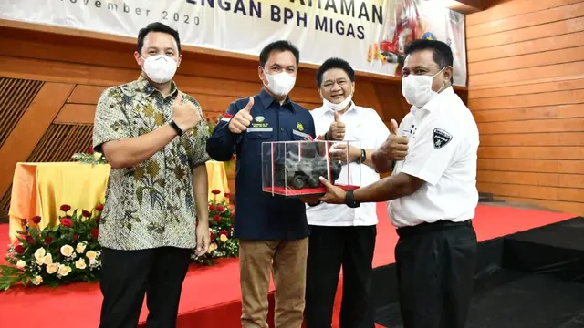 Penandatanganan Nota Kesepahaman Kepala BPH Migas M. Fanshurullah Asa dengan Dirut PT Pindad Abraham Mose tentang Pemanfaatan Sumber Daya Dalam Rangka Mendukung Kegiatan di Bidang Pengawasan Pendistribusian BBM dan Gas Bumi. (Dok BPH Migas)