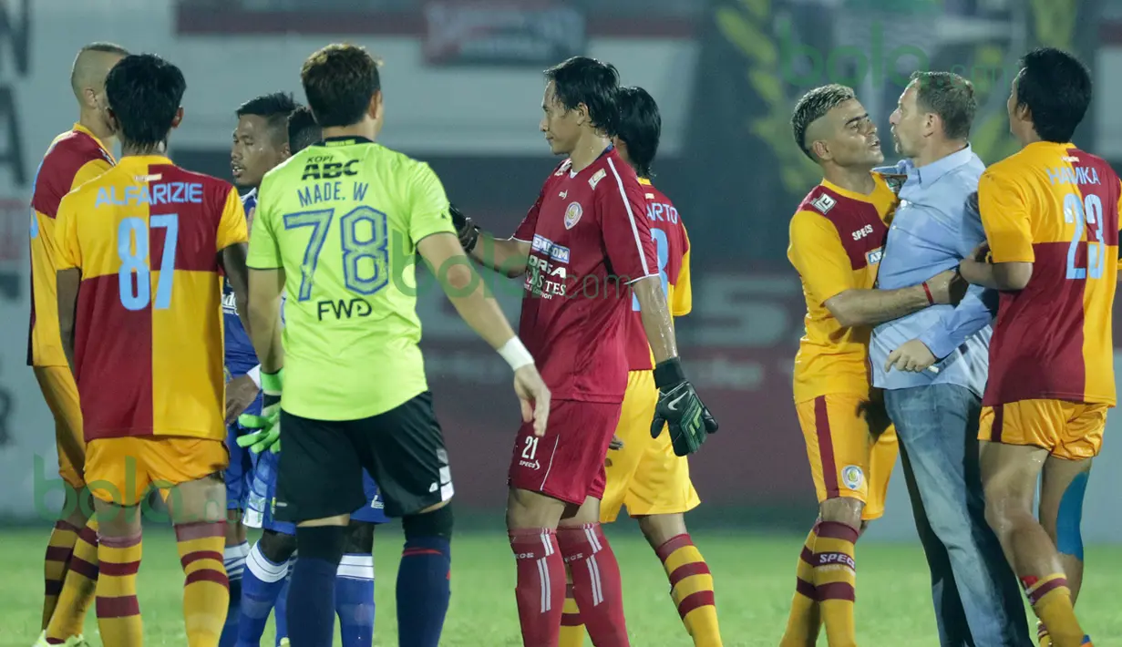 Pelatih Persib, Dejan Antonic, terlihat emosi dan ditenangkan oleh striker Arema Cronus, Cristian Gonzales usai laga berakhir di turnamen sepak bola Bali Island 2016 di Stadion Kapten I Wayan Dipta, Gianyar, Bali Selasa (23/2/2016). (Bola.com/Peksi Cahyo)