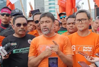 Presiden Partai Buruh Said Iqbal mengonfirmasi bahwa bakal capres Ganjar Pranowo dan Anies Baswedan tidak hadir dalam acara peringatan hari buruh internasional atau May Day Fiesta 2023 di Istora Senayan, Jakarta, Senin 1 Mei 2023. (Merdeka.com/Rahmat Baihaqi)