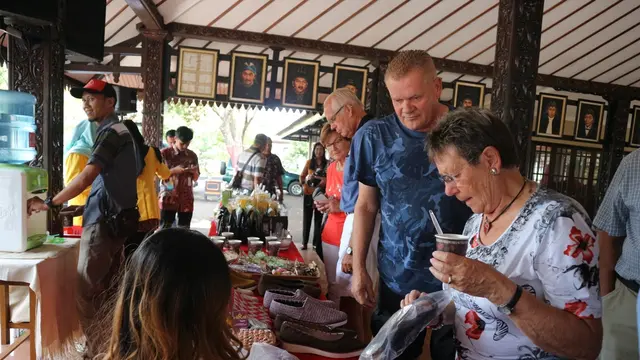 Anggota yayasan Pikulan mencermati detail produk khas Purbalingga. (Liputan6.com/Dinkominfo PBG/Muhamad Ridlo)