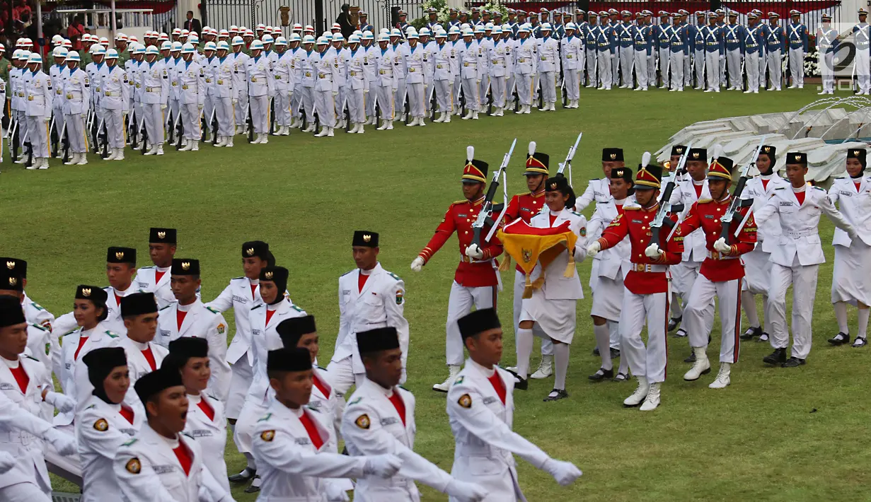 Paskibraka bersama Pasukan Pengamanan Presiden (Paspampres) menyerahkan Bendera Merah Putih kepada Presiden Joko Widodo usai Upacara Penurunan Bendera HUT ke-72 Kemerdekaan RI di Istana Merdeka, Jakarta, Kamis (17/8). (Liputan6.com/Pool)