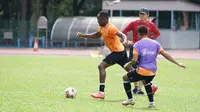 Pelatih Timnas Indonesia Shin Tae-yong mengawasi latihan anak asuhnya jelang melawan Malaysia di Piala AFF 2020. (foto: PSSI)