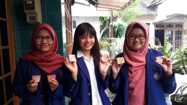 Menjajal Sabun Daun Petai Cina yang Sarat Manfaat ...
