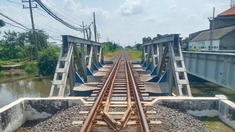 KAI Daop 8 Surabaya memastikan jalur kereta api aman untuk dilewati paska gempa di Tuban. (Dian Kurniawan/Liputan6.com)