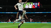 Gelandang Inggris Anthony Gordon merayakan gol kedua timnya selama pertandingan sepak bola Liga Bangsa-Bangsa UEFA, Liga B - Grup 2, antara Inggris dan Republik Irlandia di Stadion Wembley di London pada 17 November 2024.Adrian Dennis / AFP