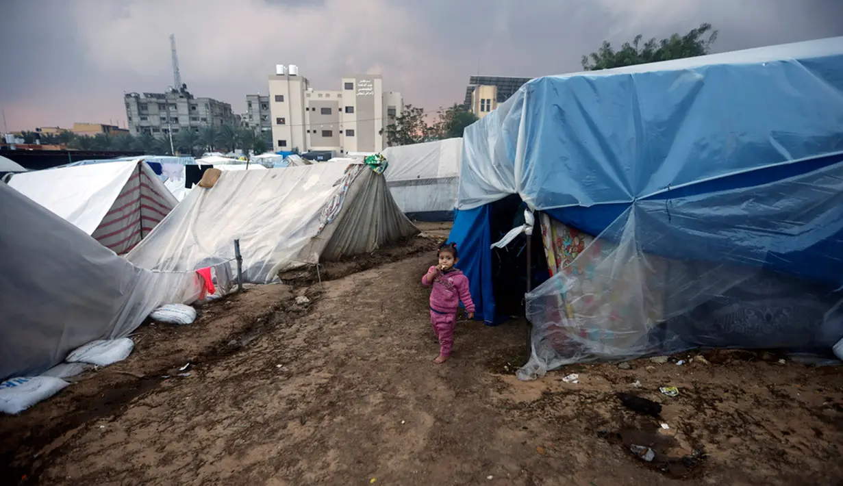 Khan Younis dan Rafah kini menjadi pusat pertempuran. Padahal, tempat tersebut menjadi tujuan puluhan ribu orang yang mengungsi mencari perlindungan. (AP Photo/Mohammed Dahman)