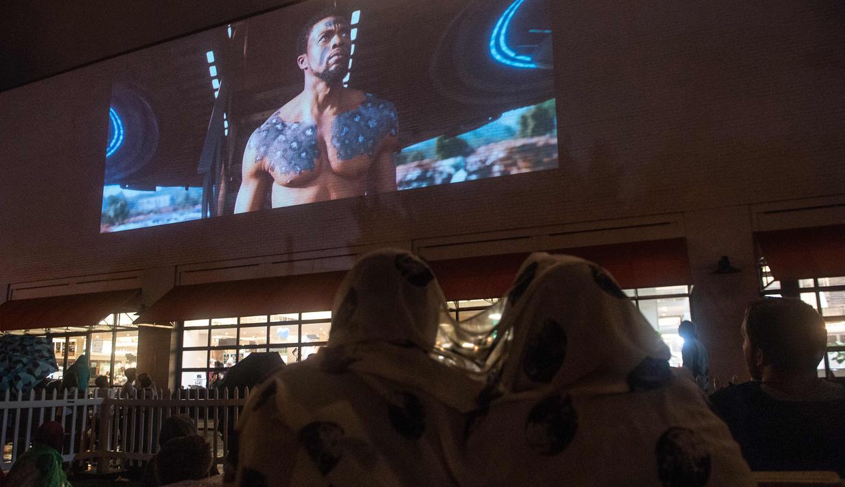 Orang-orang menghadiri pemutaran film drive-in di Family Drive-in, Virginia, 10 Agustus 2018. Walaupun antusiasme warga menurun, kini Drive-In atau menonton film di luar ruangan kembali bangkit. (AFP PHOTO/Nicholas Kamm)