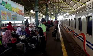 Sejumlah penumpang menunggu kereta di Stasiun Gambir, Jakarta, Rabu (29/11). PT KAI Daop 1 Jakarta akan mengoperasikan 11 KA tambahan tujuan Solo, Bandung, dan Cirebon yang dimulai pada 29 November hingga 4 Desember 2017. (Liputan6.com/JohanTallo)