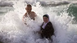 Muslim Palestina menghabiskan hari libur Lebaran di pantai Tel Aviv, Israel, 6 Juni 2019. Warga Palestina mengunjungi pantai di kawasan Tel Aviv untuk menandai berakhirnya ibadah puasa Ramadan. (AP Photo/Oded Balilty)