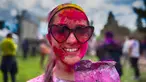 Seorang wanita yang mengenakan kacamata hitam memoles wajahnya dengan bedak warna-warni saat merayakan Holi, festival warna Hindu, di bagian Encino, Los Angeles, Minggu, 24 Maret 2024. (AP Photo/Richard Vogel)