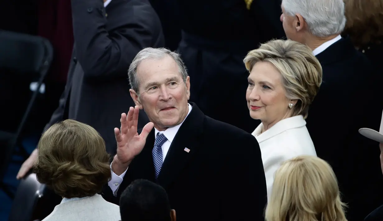 Mantan calon presiden dari partai Demokrat, Hillary Clinton bersama mantan Presiden AS, George Bush saat menghadiri upacara pelantikan Donald Trump menjadi Presiden AS ke-45 di Washington, DC, AS, (20/1). (Win McNamee/Pool Photo via AP)