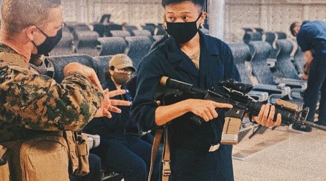 Di usianya yang masih belia, pemuda asal Surabaya sukses jadi tentara angkatan laut Amerika serikat dan digaji ratusan juta. (Instagram/jocanzachary).
