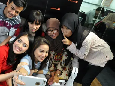 Aktris cantik Acha Septriasa saat berfoto selfie bareng empat penggemar setianya dalam acara 'Ngedate Bareng Artis' di kantor redaksi Liputan6.com, SCTV Tower, Jakarta, Kamis (9/7/2015). (Liputan6.com/Panji Diksana)