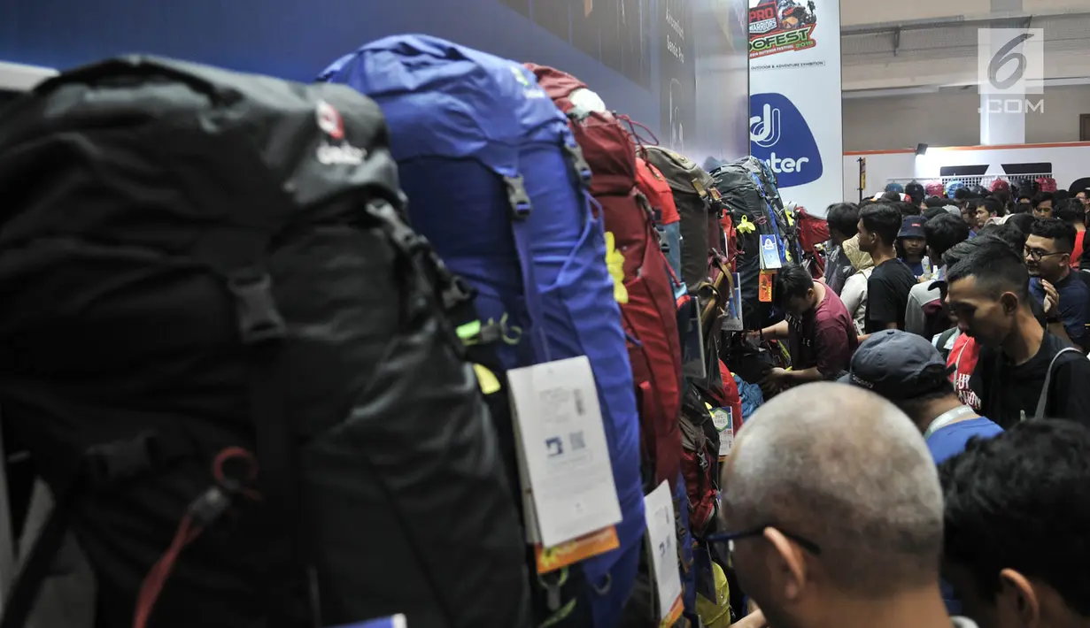 Pengunjung mencari perlengkapan outdoor saat INDOFEST 2019 di JCC Senayan, Jakarta, Kamis (7/3). Pameran tahunan INDOFEST menghadirkan berbagai produk kegiatan luar ruangan (outdoor) tawaran harga diskon hingga 70 persen. (Merdeka.com/Iqbal S Nugroho)