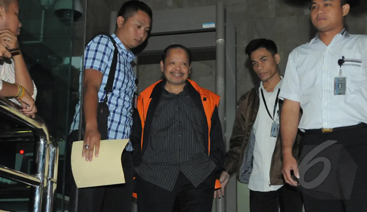 Sutan Bhatoegana keluar dari gedung KPK usai menjalani pemeriksaan oleh penyidik, Jakarta, Senin (23/2/2015). Sutan menjadi tersangka kasus korupsi di Kementerian ESDM (Liputan6.com/Herman Zakharia)