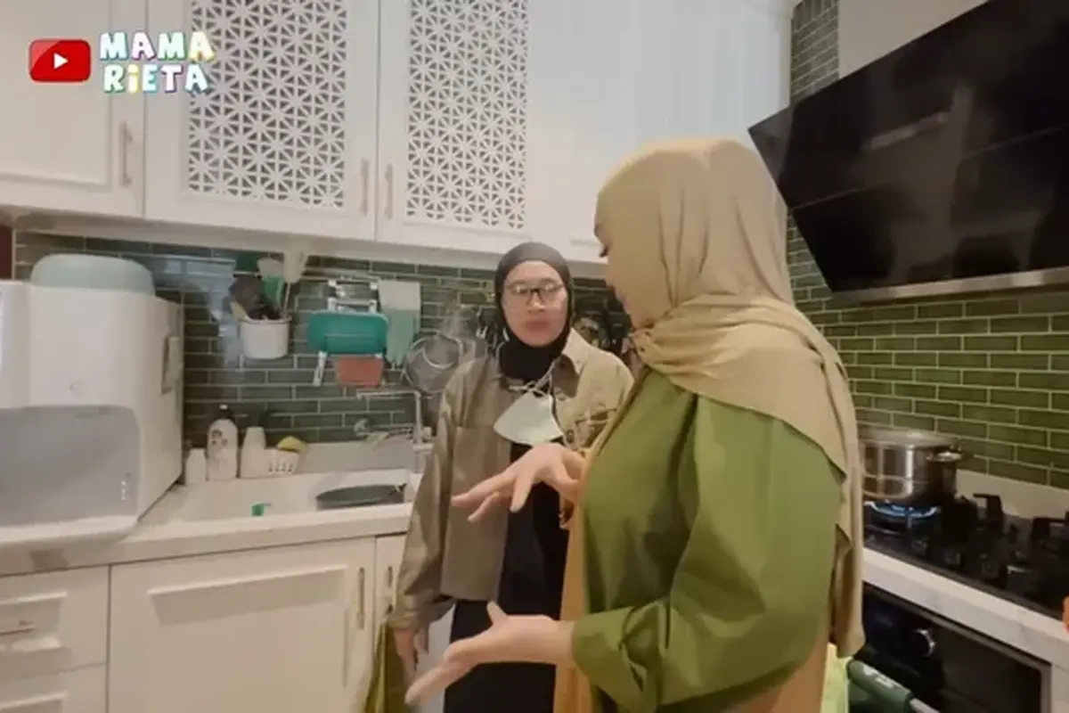 Potret Dapur Rumah Rieta Amilia, Tampil Elegan dengan Konsep Clean dan Fungsional