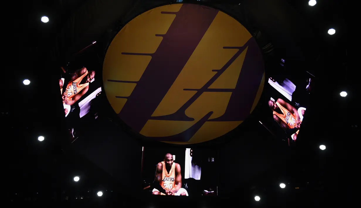 Layar video menunjukkan penghormatan kepada Kobe Bryant, sebelum pertandingan basket NBA Los Angeles Lakers melawan Portland Trail Blazers di Los Angeles (31/1/2020). Kobe Bryant meninggal bersama putrinya Gianna dalam kecelakaan helikopter di Calabasas, California. (AP Photo/Kelvin Kuo)