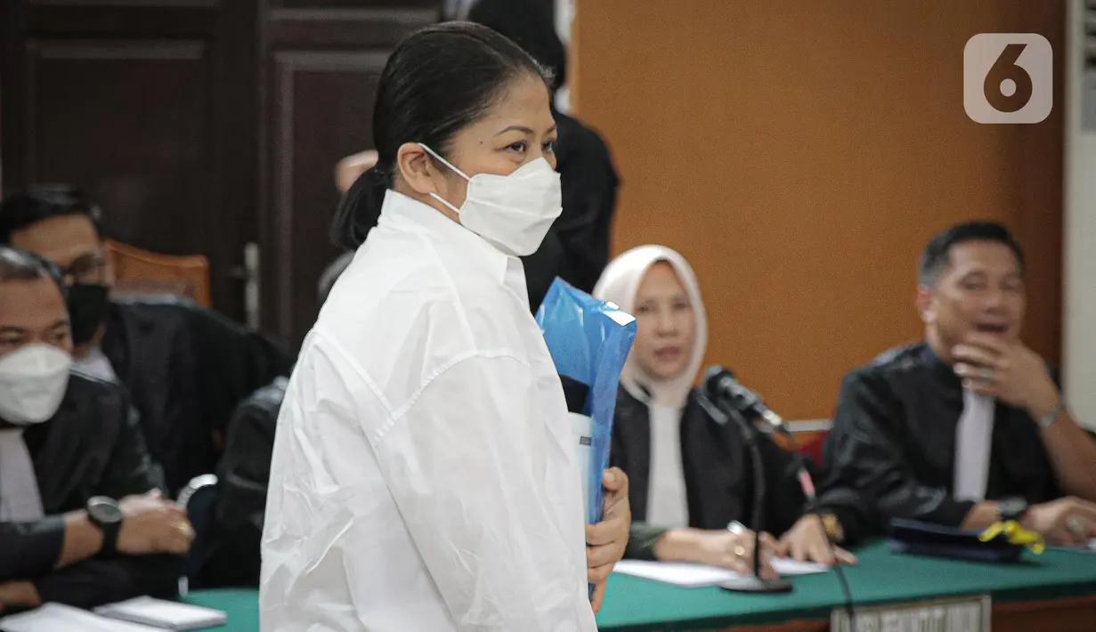 Putri Candrawathi bersiap menjalani sidang kasus pembunuhan berencana Yosua Hutabarat atau Brigadir J di Pengadilan Negeri Jakarta Selatan, Jakarta, Rabu (25/1/2023). Istri mantan Kadiv Propam Polri Ferdy Sambo itu sambil menangis mengatakan saat sidang pleidoi bahwa Yosua mengancam membunuhnya bila menceritakan soal kekerasan seksual yang dialaminya. (Liputan6.com/Faizal Fanani)