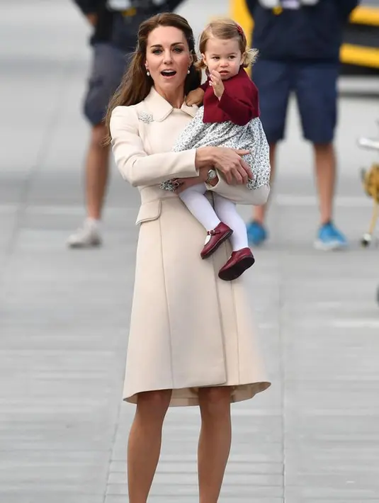 Penolakan pertama diberikan George untuk Perdana Menteri, Justin Trudeau. Selanjutnya, pangeran kecil ini enggan saat diajak bersalaman salah satu perwakilan organisasi ‘Power to Be’, Daniel Brachman. (doc.mirror.co.uk)