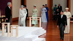 Putra Mahkota Naruhito (kanan) berjalan melewati Kaisar Akihito (kiri) saat upacara turun takhta Kaisar Akihito di Istana Kekaisaran, Tokyo, Jepang, Jumat (30/4/2019). Setelah pengunduran diri Akihito, kekaisaran Jepang akan dipimpin oleh Naruhito. (Japan Pool via AP)