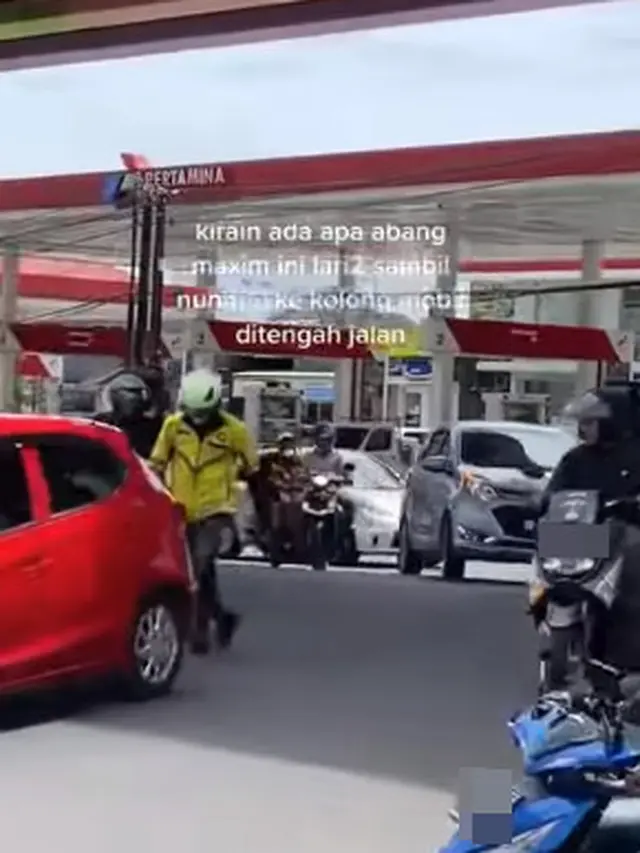 Driver ojol berlarian selamatkan kucing (Instagram/@memomedsos)