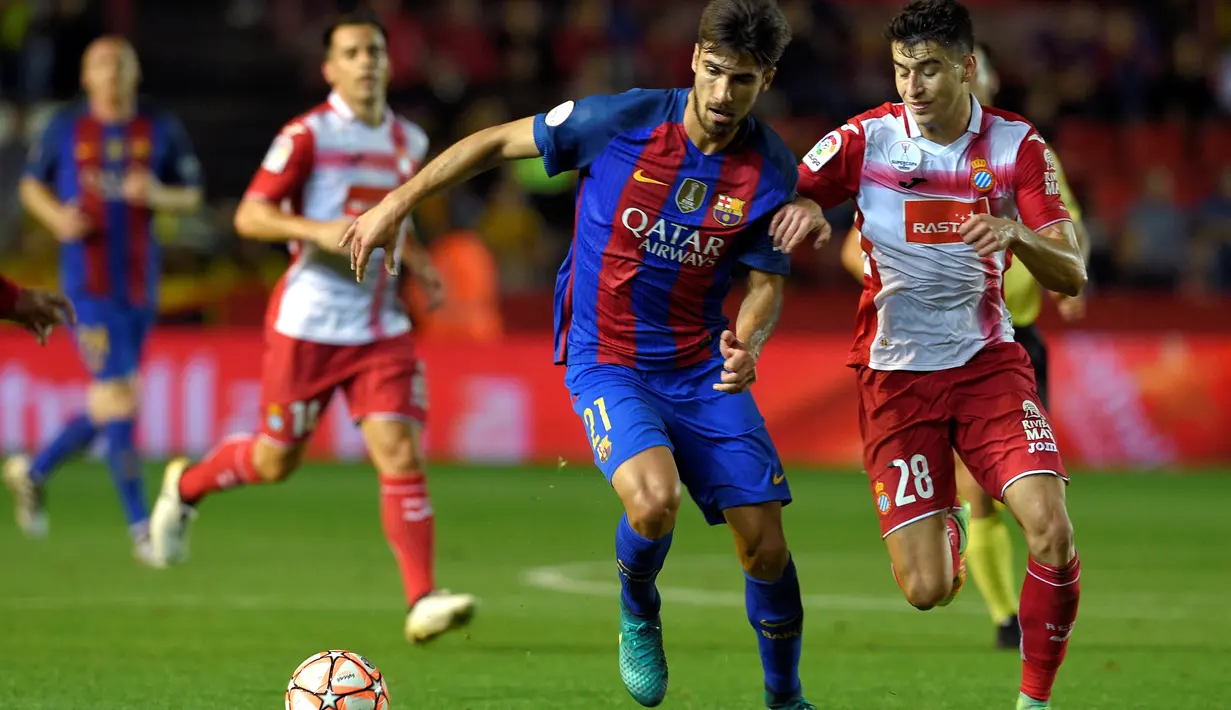Pemain Barcelona, Andre Gomes, berebut bola dengan pemain Espanyol, Marc Roca (kanan), dalam laga Piala Super Catalunya di Estadio Nou Tarragona, Rabu (26/10/2016) dini hari WIB. (AFP/Lluis Gene)