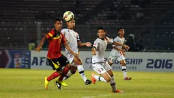 Penyerang timnas Timor Leste U-23, Jose Carlos Da Fonseca (kiri) berebut bola dengan dua pemain Brunei Darussalam di laga kualifikasi grup H Piala Asia 2016 di Stadion GBK Jakarta, (31/3/2015). Timor Leste unggul 3-0. (Liputan6.com/Helmi Fithriansyah)