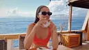Sarapan santai di atas kapal, Alyssa pun juga tampil santai dengan bikini berwarna oranye.  (instagram/alyssadaguise)