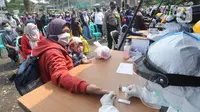 Wisatawan mengikuti rapid test di kawasan Gadog, Bogor, Jawa Barat, Kamis (29/10/2020. Pemkab Bogor mewajibkan wisatawan yang mengunjungi kawasan Puncak dan sekitarnya untuk mengikuti rapid test untuk mencegah penyebaran COVID-19. (merdeka.com/Arie Basuki)