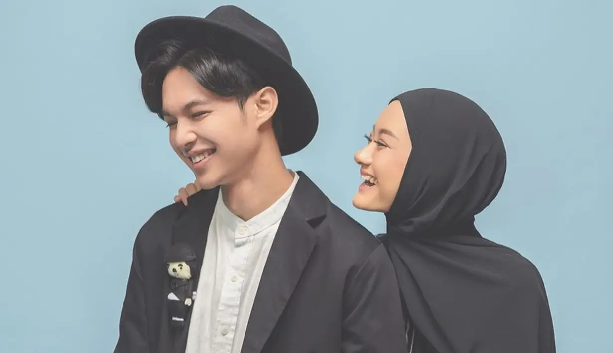 Tampil dengan outfit monokrom saat pemotretan, gaya Dinda dan Rey ini serasi banget. Walaupun serba hitam dan putih, orang tua dari baby Shaka ini terlihat begitu elegan. Berpose tertawa, kebahagiaan begitu terpancar dari raut wajah mereka. (Liputan6.com/IG/@dindahw)