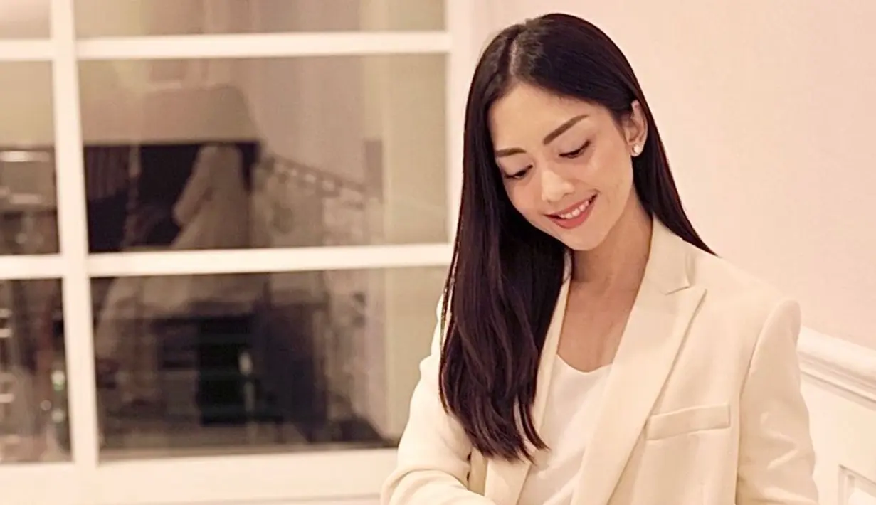 Memakai blazer berwarna putih tulang juga membuat penampilan terlihat anggun. Ririn pun tampil begitu menawan dengan blazer serta blouse warna senada. (Liputan6.com/IG/@ririndwiariyanti)