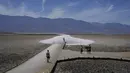 Suhu pada atau di atas 130 F (54,44 C) hanya tercatat beberapa kali di Bumi, kebanyakan di Death Valley. (AP Photo/John Locher)