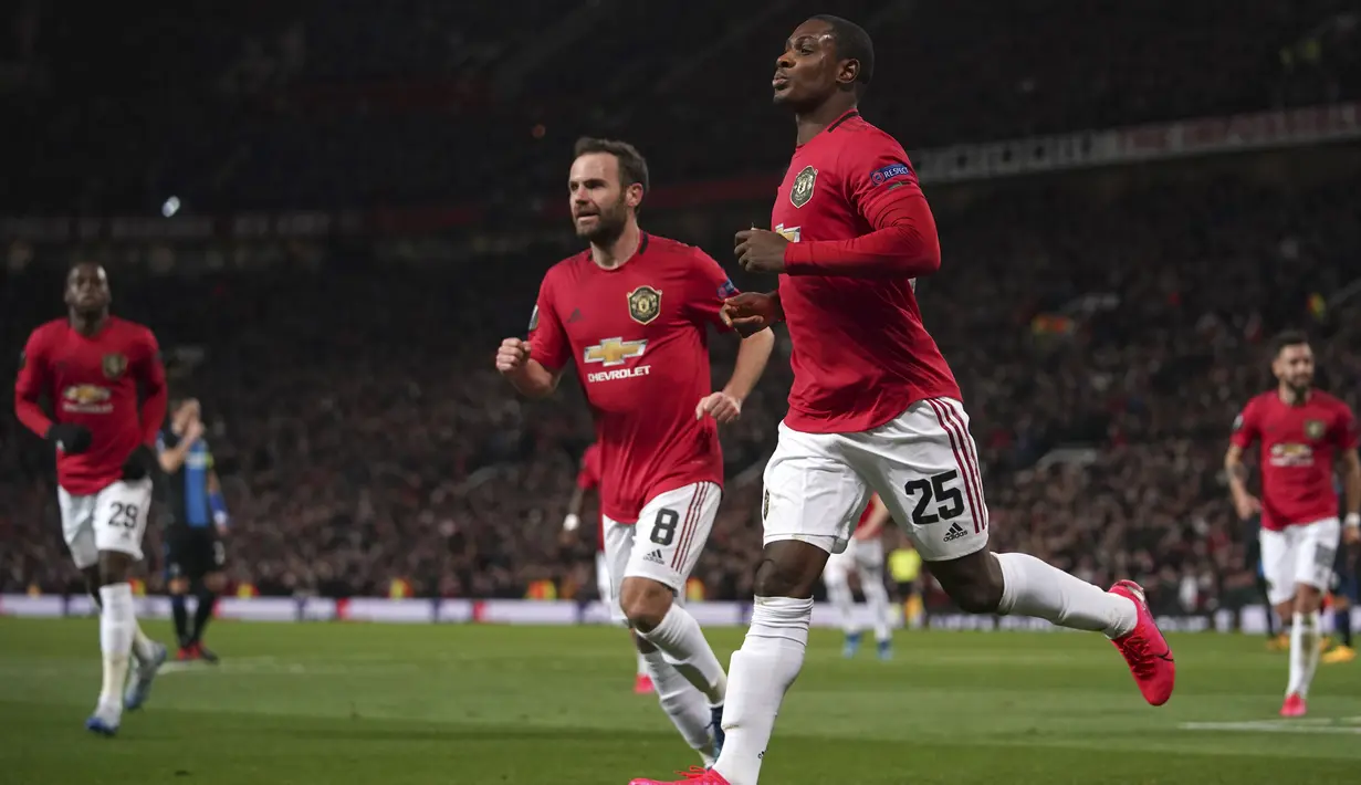 Penyerang Manchester United, Odion Ighalo (depan) berselebrasi usai mencetak gol ke gawang Club Brugge  pada leg kedua 32 besar Liga Europa di Old Trafford, Inggris, Kamis, (27/2/2020). MU menang telak 5-0 atas Club Brugge. (AP Photo/Dave Thompson)