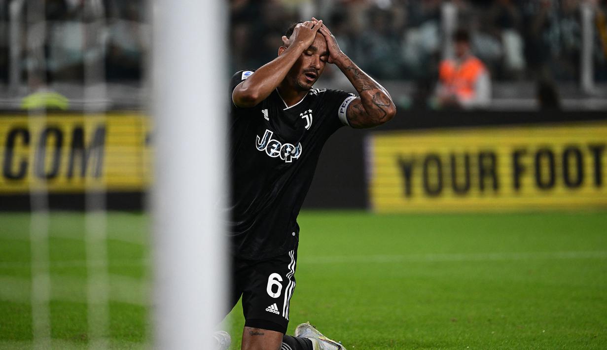 Juventus kembali mempunyai kesempatan menambah keunggulan pada menit ke-82. Kali ini giliran sepakan Danilo yang masih melayang di atas mistar gawang Spezia. (AFP/Miguel Medina)
