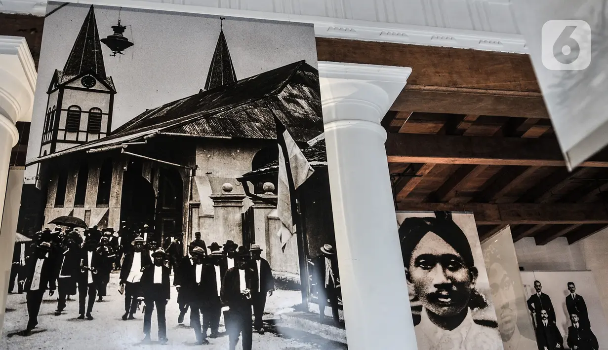Koleksi foto arsip tentang sejarah Indonesia pada pameran Indonesia Bergerak 1900-1942 (Revamped) di Gedung Arsip Nasional Jakarta, Selasa (15/12/2020). Pameran menceritakan kiprah bangsa Indonesia serta para tokoh dalam masa pergerakan nasional hingga jelang kemerdekaan. (merdeka.com/Iqbal Nugroho)