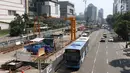 Bus Transjakarta melintas di kawasan MH Thamrin, Jakarta, Minggu (18/6). Peniadaan sementara pelaksanaan car free day dilakukan lantaran adanya kegiatan rutin pengamanan libur panjang dan pengawasan arus Lebaran 2017. (Liputan6.com/Immanuel Antonius)