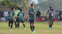 Pemain Madura United, Fachrudin Aryanto (tengah) bersama pelatih PSS Sleman, Seto Nurdiyantoro ambil bagian pada laga amal untuk korban tsunami Selat Sunda di Klaten, Jawa Tengah, Sabtu (29/12/2018). (Bola.com/Vincentius Atmaja)