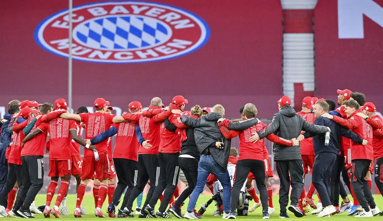 Para pemain Bayern Munchen merayakan gelar juara usai menaklukkan Moenchengladbach pada laga Liga Jerman di Allianz Arena, Sabtu (8/5/2021). Bayern Munchen menang enam gol tanpa balas. (Peter Kneffel/Pool via AP)