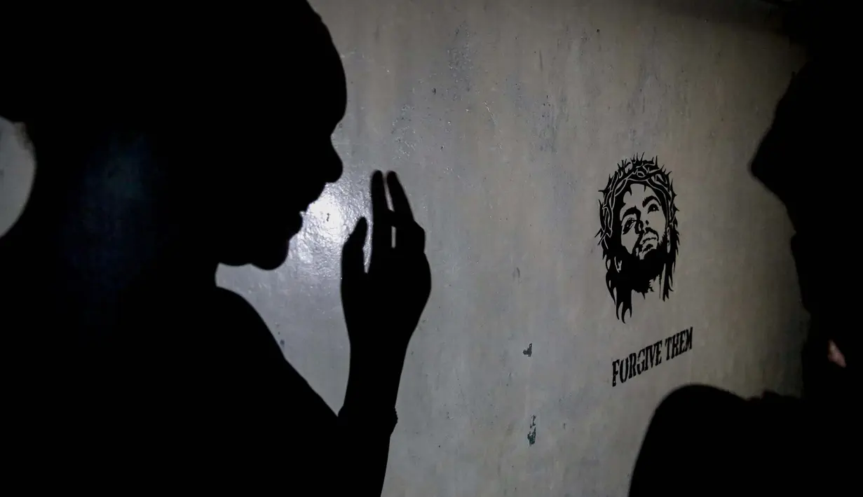 Seorang gadis remaja yang menjadi pekerja seks setelah sekolah di Kenya ditutup pada Maret karena pembatasan virus corona, siluetnya terlihat di dinding sebuah kamar sewaan di Nairobi, pada 1 Oktober 2020. (AP Photo/Brian Inganga)