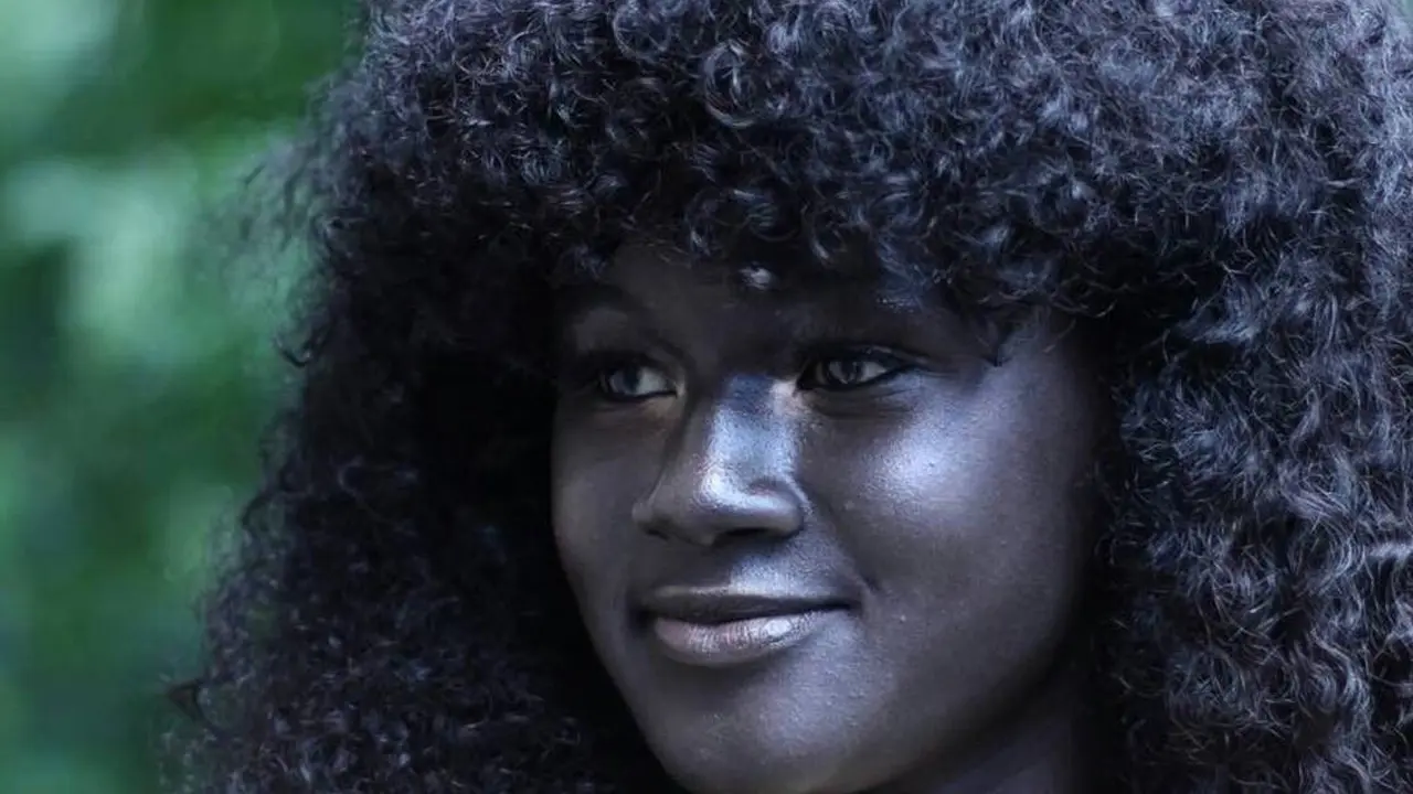 6 Foto Khoudia Diop, Wanita Berkulit Tergelap yang Disorot Dunia