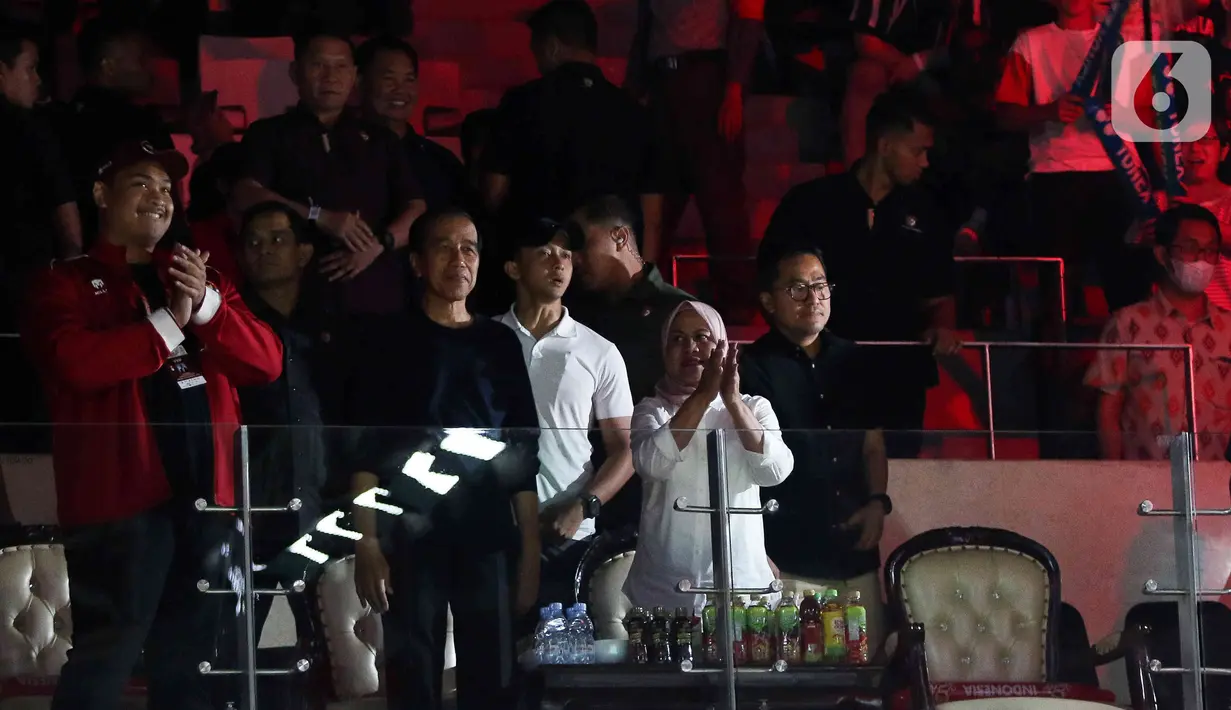 Saat Ginting memastikan langkahnya ke final, Jokowi dan Iriana berdiri dan memberikan tepuk tangan. (Liputan6.com/Herman Zakharia)