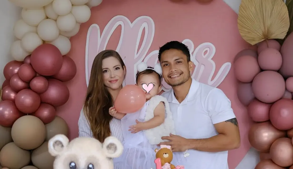 Putri kecilnya makin lucu dan menggemaskan, ini adalah momen ulang tahun Baby Blair yang ke-1 tahun pada Maret 2022 lalu. Acara ulang tahun didekor dengan warna merah muda, membuat acara ulang tahun Baby Blair ini makin manis dan mengesankan. Kenakan outfit senada warna putih, acara ulang tahun Baby Blair ini ciptakan warna selaras. (Liputan6.com/IG/@randpunk)