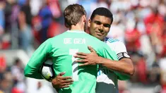 Gelandang Real Madrid, Casemiro, memberikan selamat kepada kiper Manchester United, David De Gea, usai laga ICC 2017 di Stadion Levi's, California, Minggu (23/7/2017). MU menang atas Madrid 2-1 melalui adu penalti. (AFP/Ezra Shaw) 