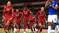 Penyerang Liverpool Divock Origi ( tengah) berselebrasi bersama rekan-rekannya usai mencetak gol pada menit ke-96  melawan Everton pada lanjutan Liga Inggris di Anfield Stadium (2/12). Liverpool menang tipis 1-0 atas Everton. (AP Photo / Jon Super)