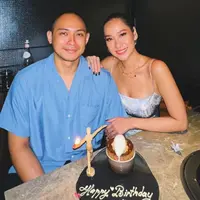 BCL kembali merayakan ulang Tiko dengan memberikan kue ulang tahun lengkap dengan lilinnya. Kedua kompak mengenakan pakain serba biru. [@tikoaryawardhana]