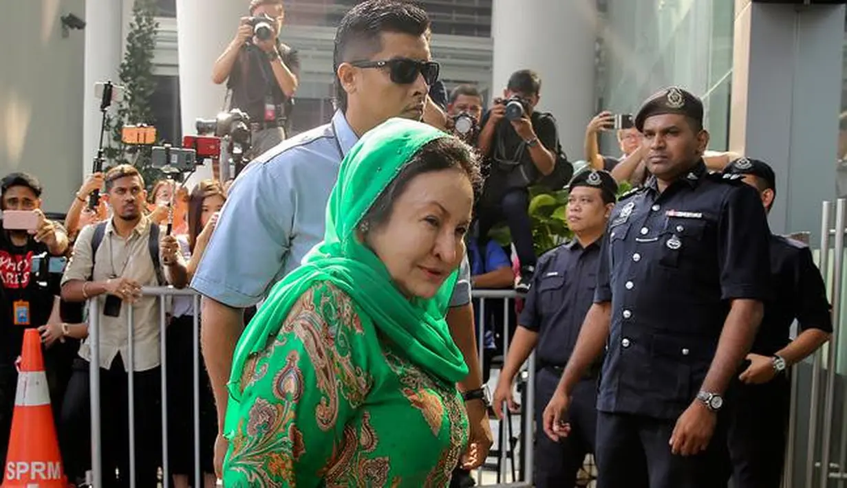 Rosmah Mansor, istri mantan Perdana Menteri (PM) Malaysia Najib Razak, mendatangi kantor Komisi Antikorupsi Malaysia (MACC) di Putrajaya, Rabu (26/9). Rosmah diperiksa terkait penyelidikan skandal korupsi 1Malaysia Development Berhad (1MDB). (AFP)