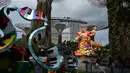 Patung lentera Dewa Keberuntungan (kanan) untuk perayaan Tahun Baru Imlek yang akan datang terlihat di Gardens by the Bay Supertree Grove, Singapura, 18 Januari 2022. (Roslan RAHMAN/AFP)