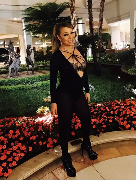 Melansir Aceshowbiz, seorang sumber mengatakan bahwa Mariah hanya bisa mengonsumsi dua jenis makanan. Menurutnya, pola makan seperti itu membuat dirinya cukup tersiksa. Hal itu pun juga dibenci dirinya. (Instagram/Mariahcarey)