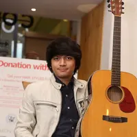 "Saya berharap siapapun yang mendengar lagu ini bisa menyerap energi dan pesan positifnya. Putus cinta memang tidak nyaman dan menyakitkan, tapi saya mau katakan life must go on meski tak berdua lagi dengan kekasih," ujar Calvin. (Andy Masela/Bintang.com)